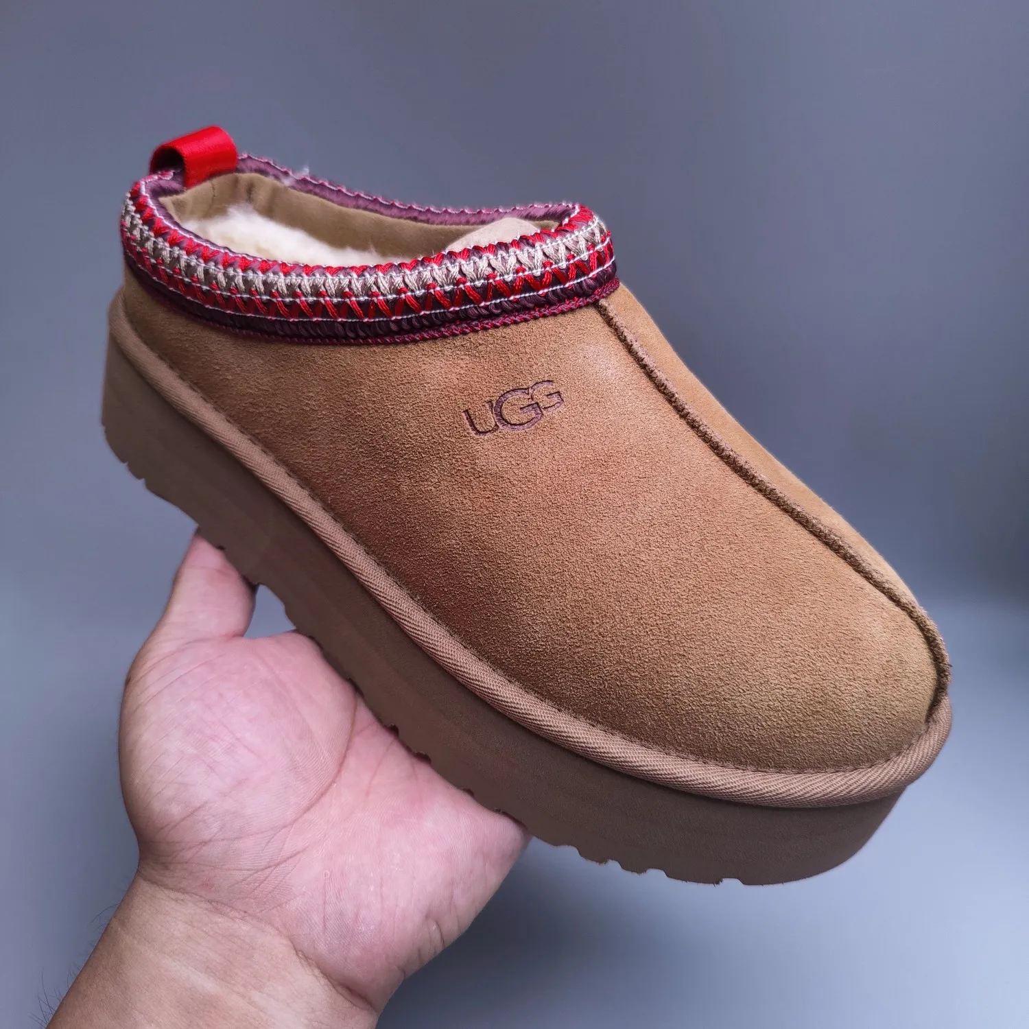 💰440 UGG sheepskin all-in-one snow boots 2553 co-branded national trend style thick-soled one-leg women’s snow boots🐾~ 🍭 A co-branded trendy item launched with well-known designer brands Feng Chen Wang and TELFAR. Zhou Dongyu & Wang Jiaer’s same style Fang Kete boots. The slip-on design makes it easy to put on and take off, and can be used indoors or outdoors. The exotic edging design is eye-catching, and it is definitely worth buying~ 🍭Material: cowhide➕sheep fur Outsole: rubber (light wing technology) 🍭Color: black, maroon, sand, dark green, light gray, chocolate, beige, walnut, brown, dark gray, red 🍭Number of codes: 35-42